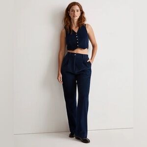 Donni Corduroy Pleated Trousers in BLACK
High-rise fit, wide leg, front pleats